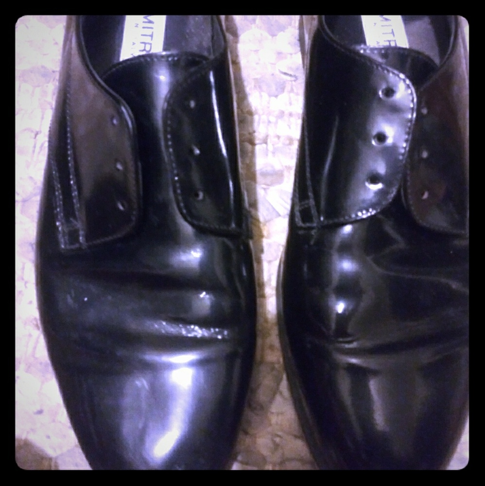 One pair of genuine leather men's shoes
